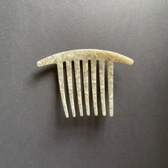 Minimal H. Cream Shell Pin - Picture 3 of 6